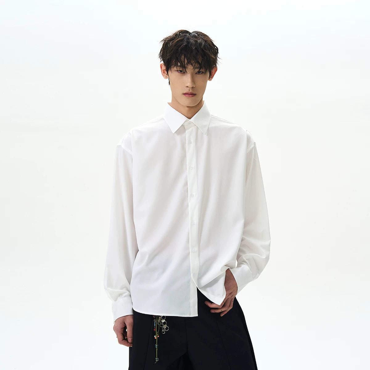 A PUEE American high street clean fit basic white long sleeved shirt for men and women with a sense of luxury and versatile drape shirt