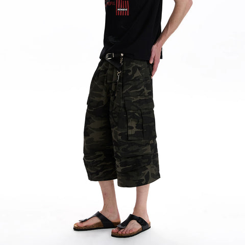 A PUEE retro American multi pocket camouflage workwear cropped pants with wide legs for men and women, loose and cool casual shorts for summer