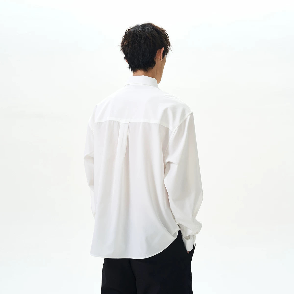 A PUEE American high street clean fit basic white long sleeved shirt for men and women with a sense of luxury and versatile drape shirt
