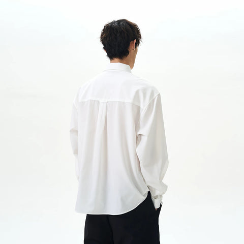 A PUEE American high street clean fit basic white long sleeved shirt for men and women with a sense of luxury and versatile drape shirt