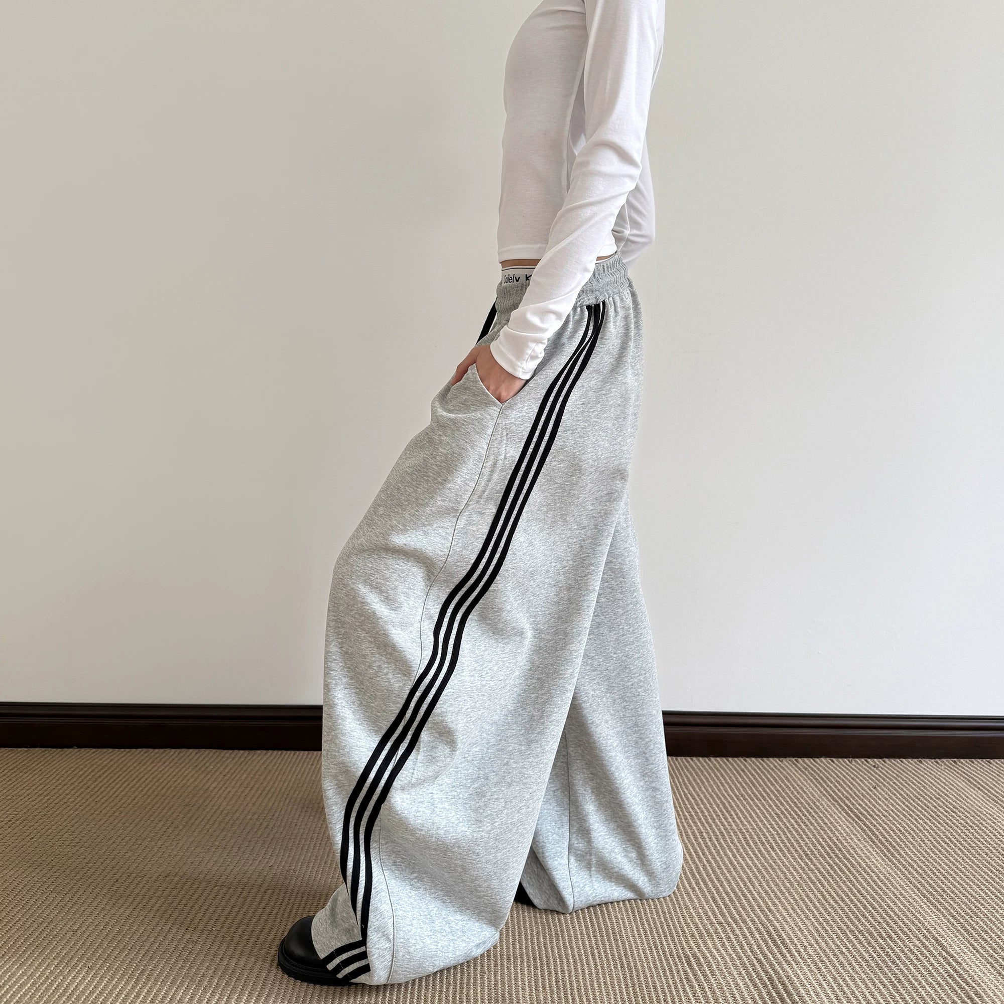 A PUEE American retro three bar splicing curved knife guard pants for men and women baggy wide leg loose sports casual pants