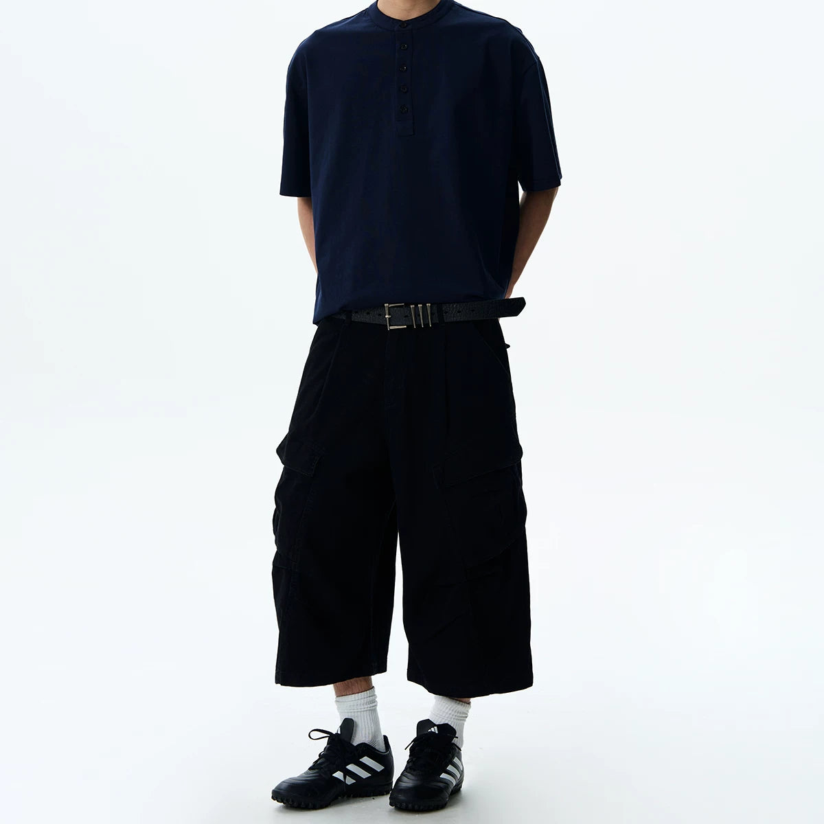 A PUEE American retro cleanfit multi pocket workwear shorts for men and women on the street, loose and versatile cropped pants for summer