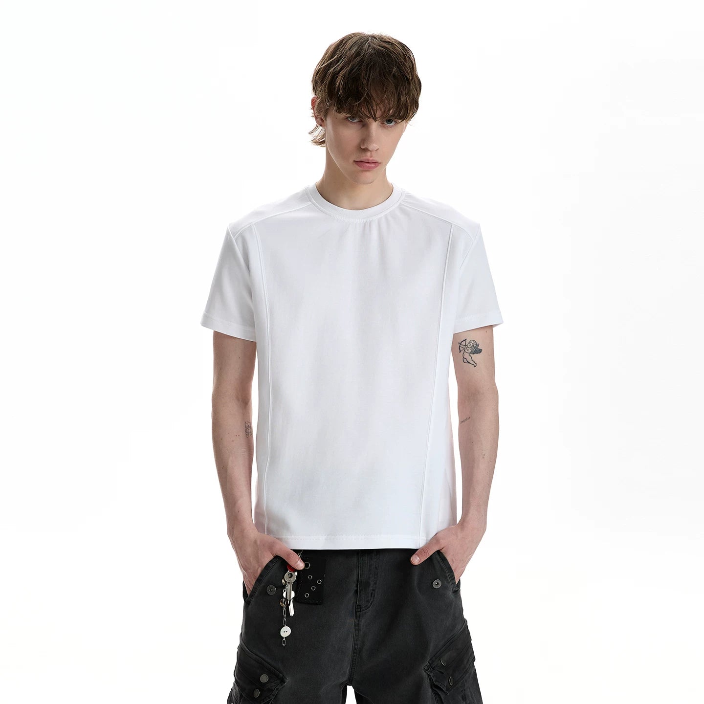 A PUEE deconstructive design clean fit shoulder short sleeved T-shirt for men and women with a sense of luxury, short and versatile top for summer