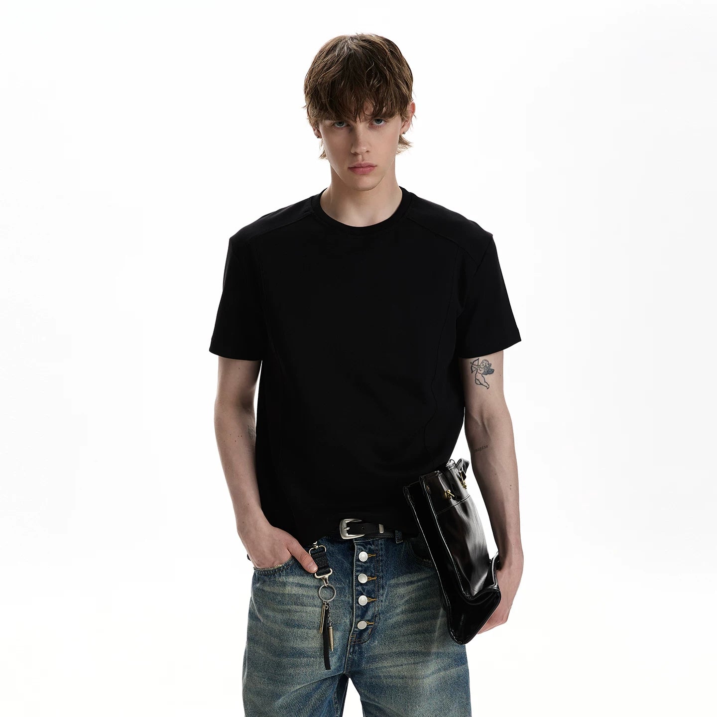 A PUEE deconstructive design clean fit shoulder short sleeved T-shirt for men and women with a sense of luxury, short and versatile top for summer