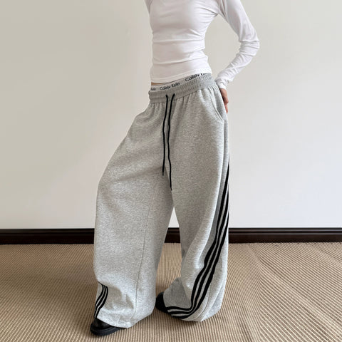 A PUEE American retro three bar splicing curved knife guard pants for men and women baggy wide leg loose sports casual pants