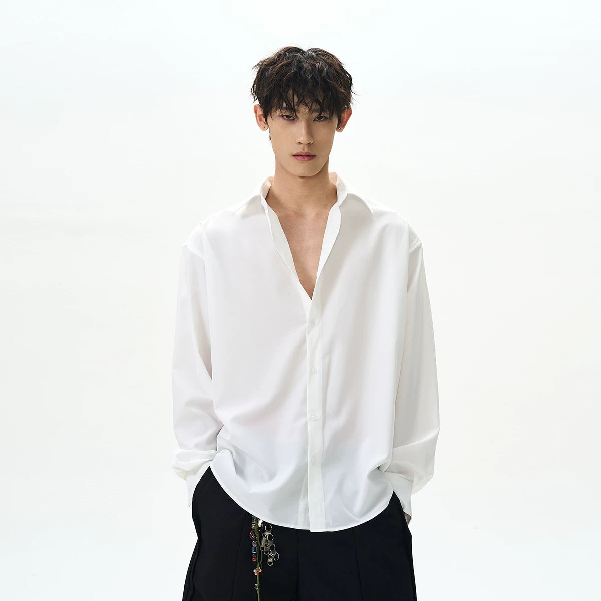 A PUEE American high street clean fit basic white long sleeved shirt for men and women with a sense of luxury and versatile drape shirt