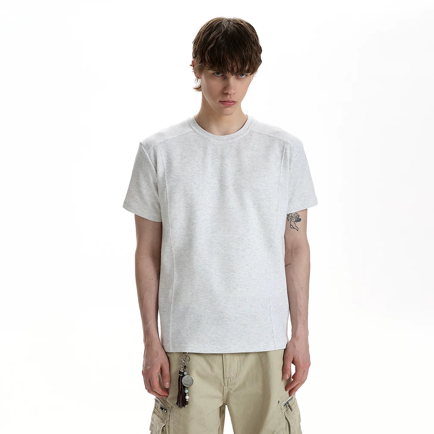 A PUEE deconstructive design clean fit shoulder short sleeved T-shirt for men and women with a sense of luxury, short and versatile top for summer