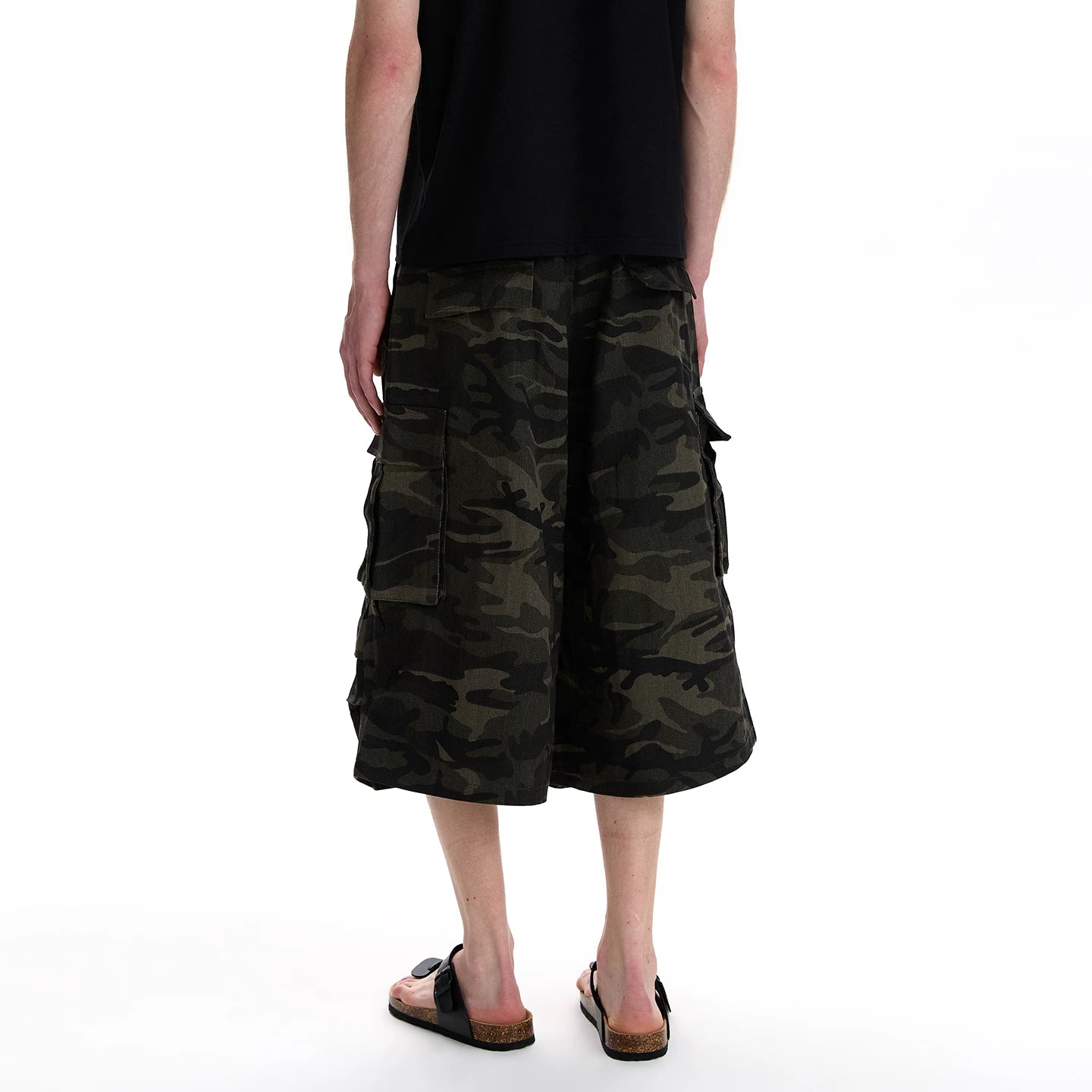 A PUEE retro American multi pocket camouflage workwear cropped pants with wide legs for men and women, loose and cool casual shorts for summer