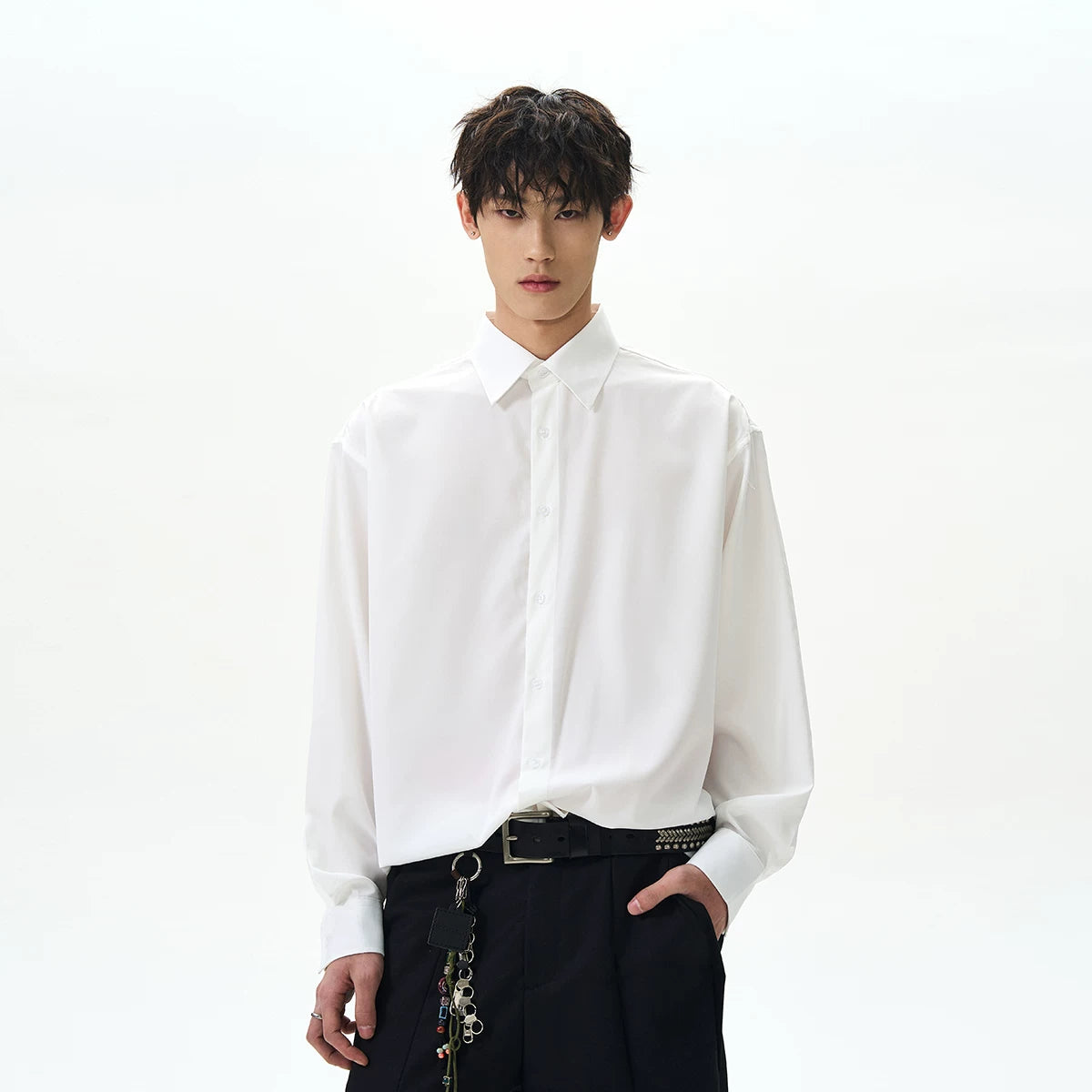 A PUEE American high street clean fit basic white long sleeved shirt for men and women with a sense of luxury and versatile drape shirt