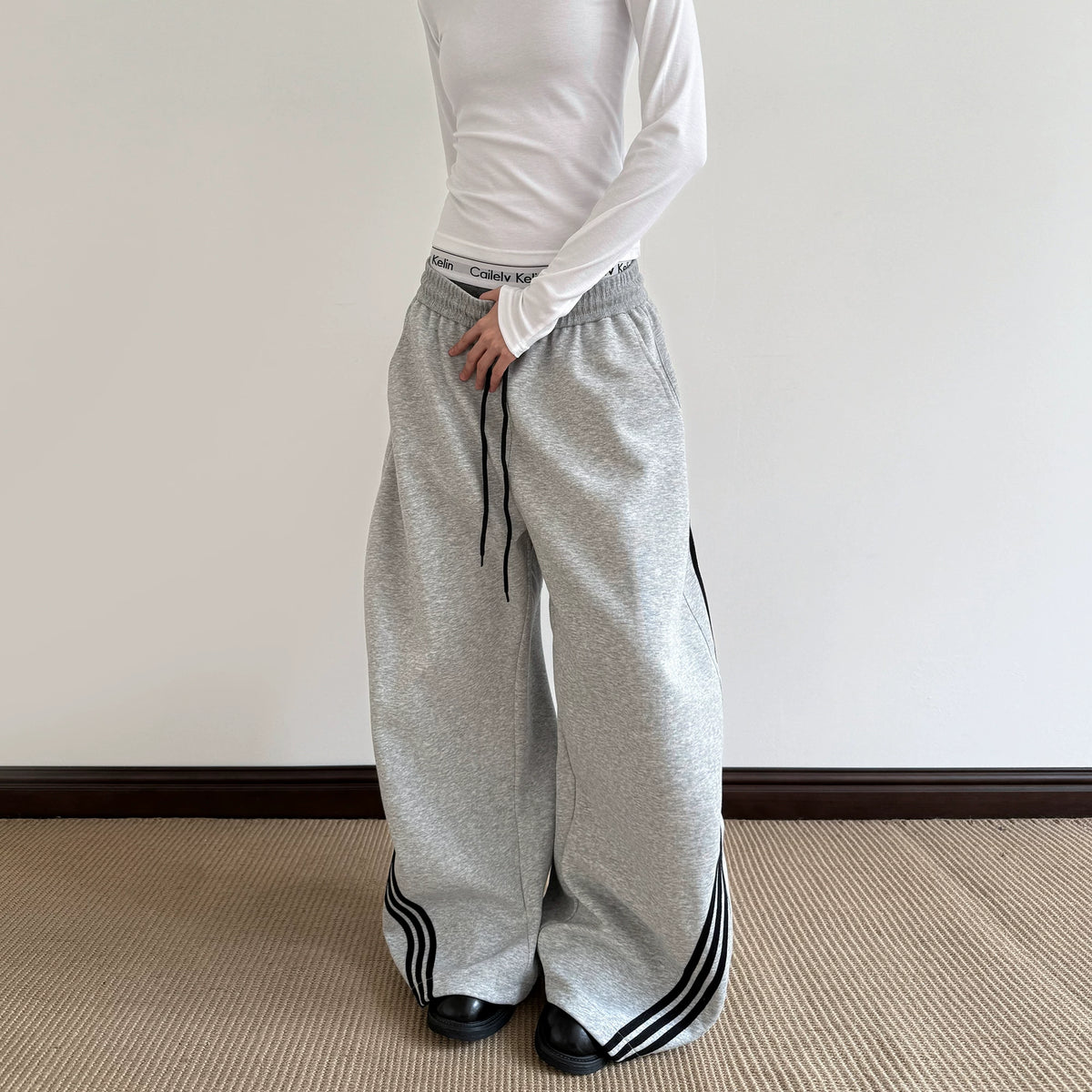 A PUEE American retro three bar splicing curved knife guard pants for men and women baggy wide leg loose sports casual pants